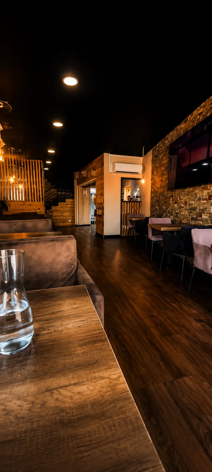 Intérieur chaleureux de La Maison Original Crêpe & Waffle à Nîmes